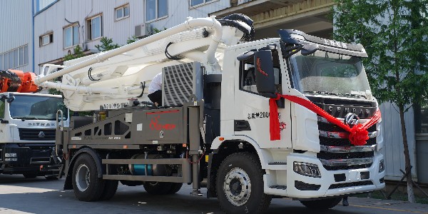 泵車(chē)準(zhǔn)備泵送時(shí)，罐車(chē)第一次裝料時(shí)，應(yīng)多加二袋水泥