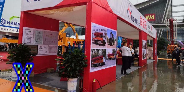 混凝土泵在下斜坡泵送時應當采取哪種措施防止骨料自流導致真空現象？