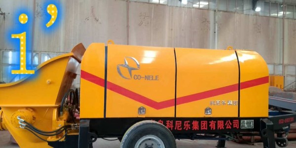 為什么在安置混凝土輸送泵時，要在機架底部墊木塊？